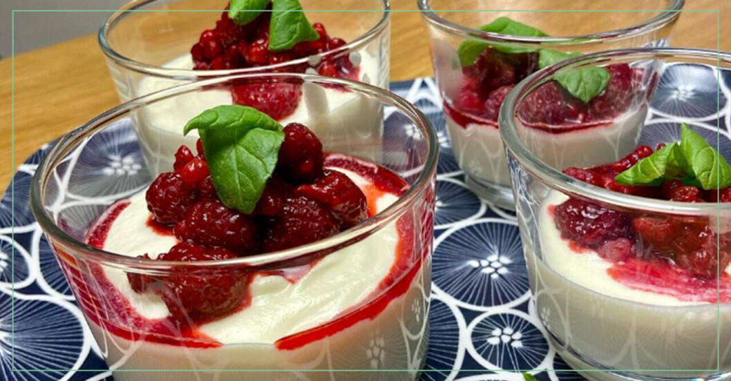Denna lyxiga dessert kräver bara tre ingredienser. Foto: Klimakteriekocken/Instagram Vispad grädde smaksatt med vit choklad och hallon.