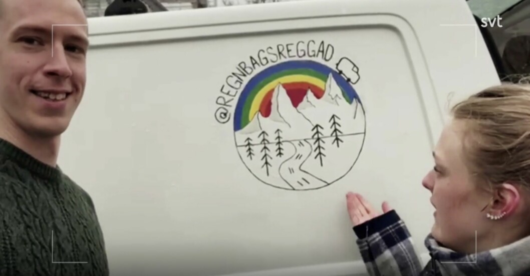 På Instagramkontot @regnbagsreggad kan man följa parets resa med bilen. anton och sofia visar upp bilens instagramkonto regnbagsreggad