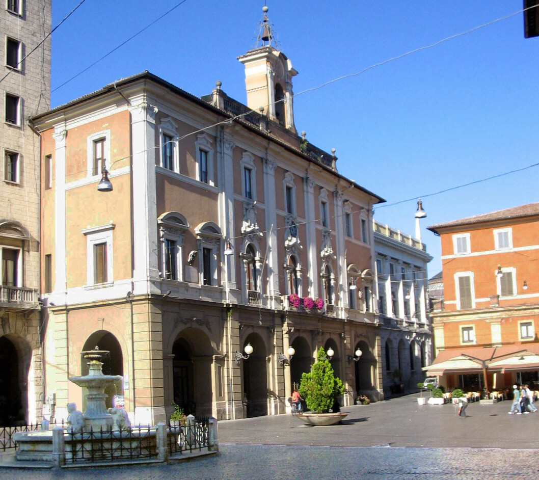 Vittorio Emanuele-torget i pittoreska Rieti. Vittorio Emanuele-torget i pittoreska Rieti.