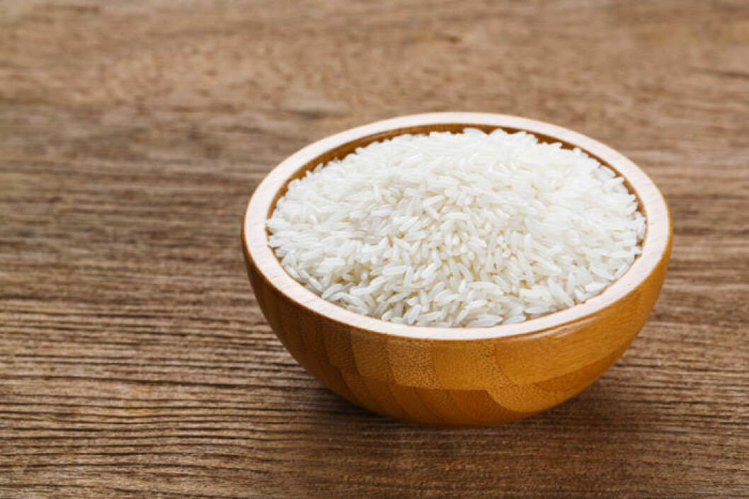 Ställ in en skål i garderoben för att bli av med fukt och dålig lukt. Bild: Shutterstock/IBL Ställ in en skål i garderoben för att bli av med fukt och dålig lukt.