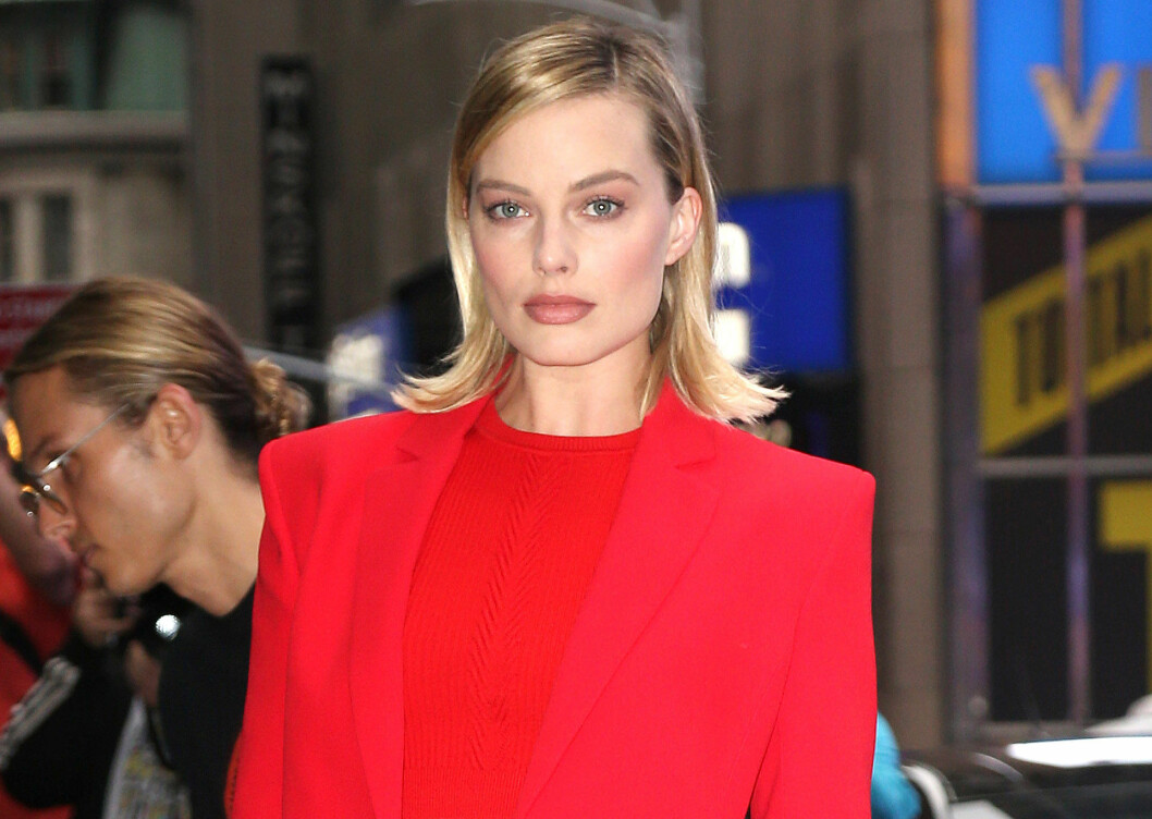 Margot Robbie på GMA i New York 2017. Margot Robbie med utåtböjda toppar.