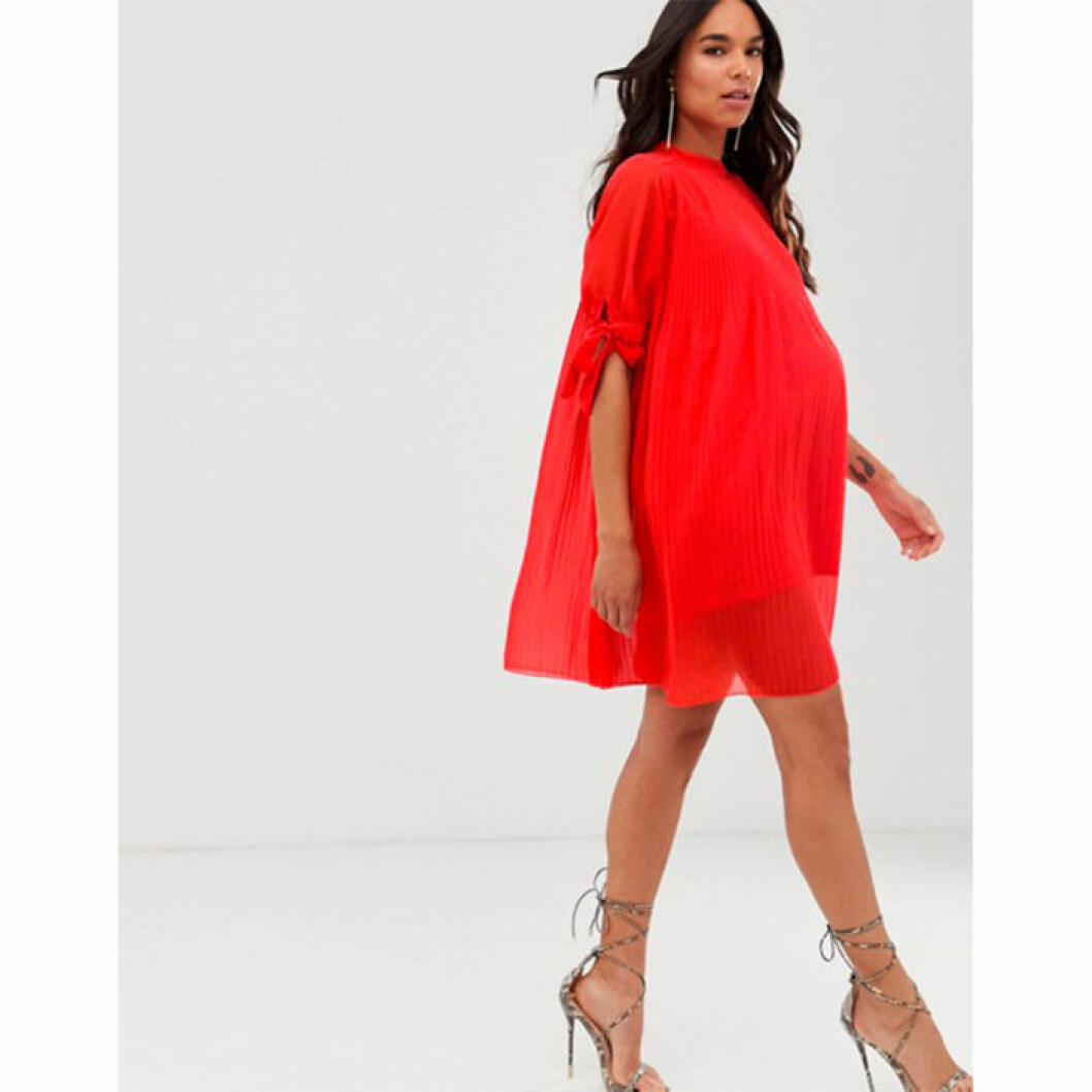 Röd sommarklänning för gravida från Asos