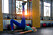 Kvinna tränar rumpa med höftlyft