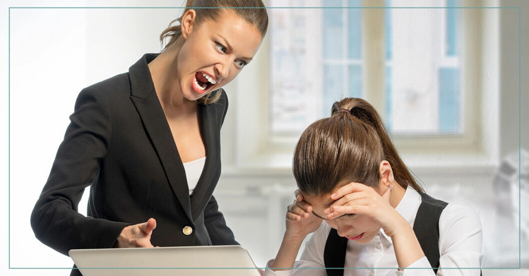 Kvinna skriker på en annan kvinna på jobbet