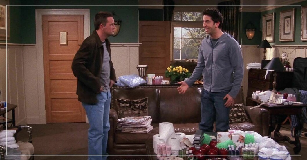 Chandler och Ross diskuterar vad man får ta från hotellrummet