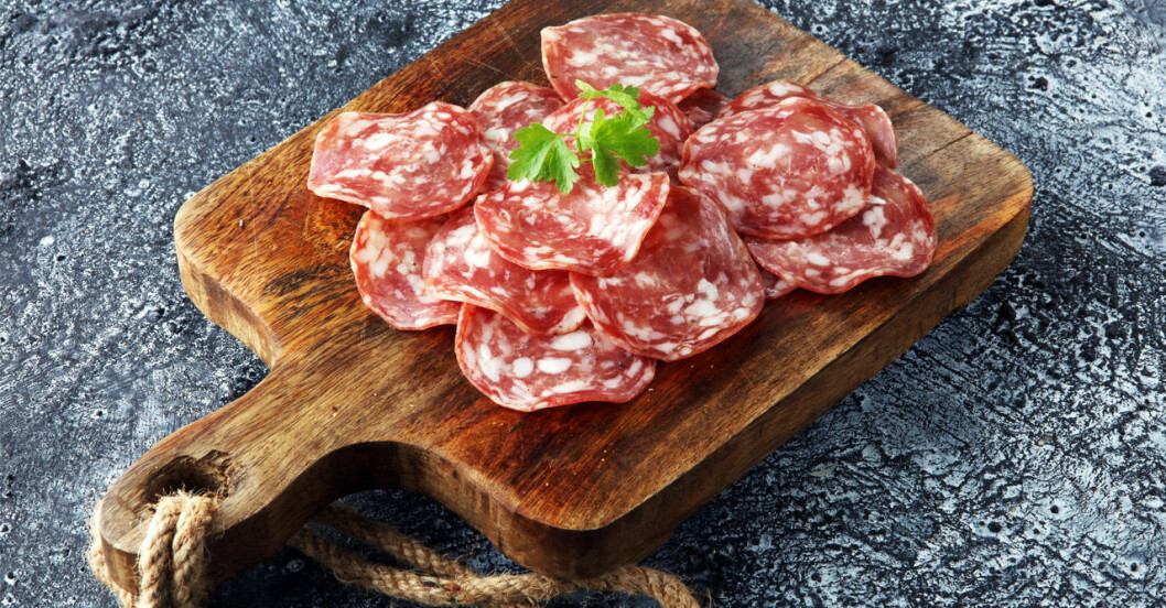 Skinka är ett lättare alternativ än salami. Byt salamin mot skinka för att kapa kalorier.