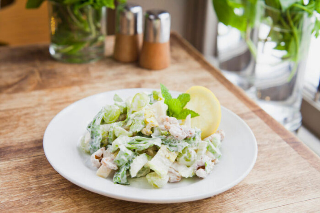 En lyxig och matig sallad är en perfekt middag. Laga en sallad med äpple, valnötter och ost.