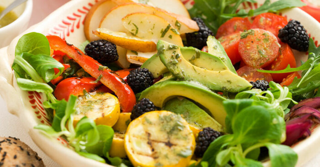 Sallad med zucchini, päron och björnbär.