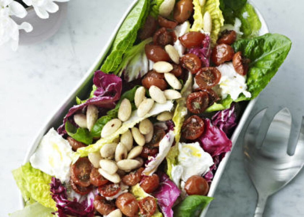 Sallad med tomat och mandlar.
