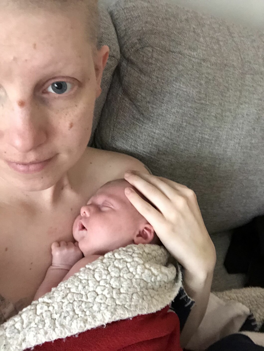 Bara ett par månader in i graviditeten kom återfallet, men hon och lilla Saga klarade behandlingen. Sandra och Saga