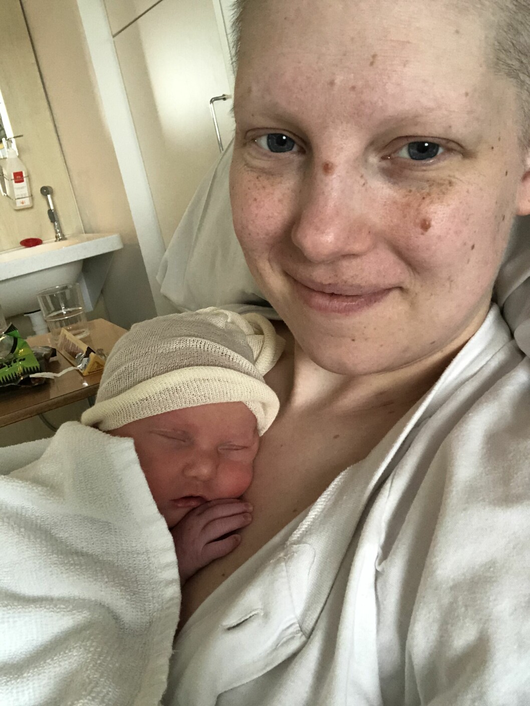 Efter det senaste återfallet fick Sandra kämpa med tanken att inte få uppleva mammalivet. Ändå känner hon hopp. Sandra och Saga