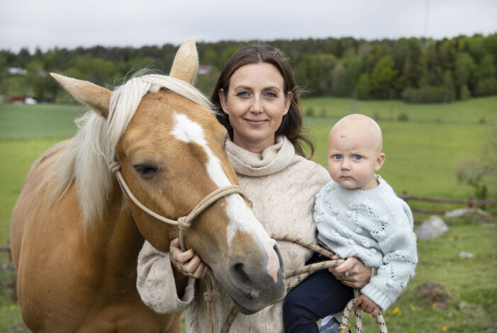 Sanna Lundell, hästen Ninna och sonen Fox. Sanna Lundell tillsammans med en häst och sin son.