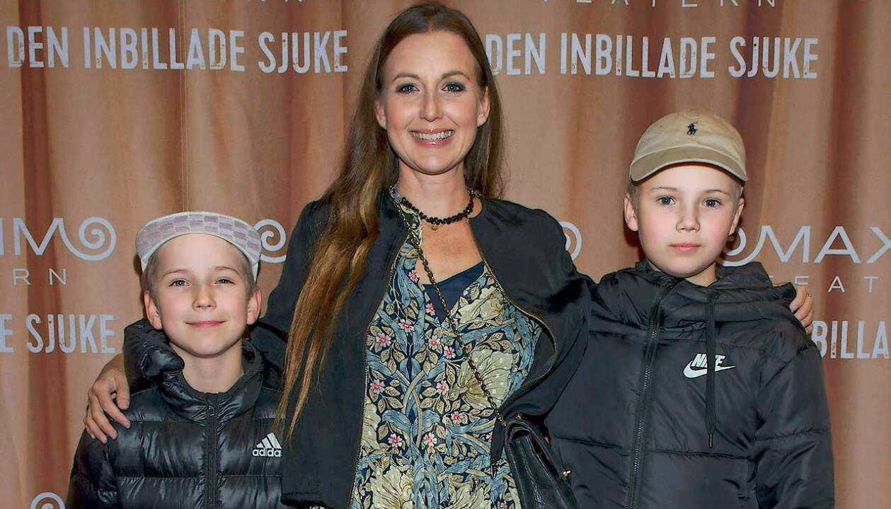 Sanna med två av sönerna, Lo och Igor. Sanna Lundell på biopremiär med två av sina söner, Lo och Igor. Alla tittar mot kameran och verkar glada.
