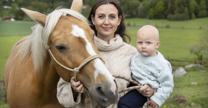 Sanna Lundell tillsammans med hästen Ninna och sonen Fox. Sanna Lundell i hästhagen tillsammans med stoet Shiloh och sonen Fox i famnen.