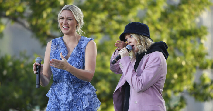Sanna Nielsen och Ana Diaz under Allsång på Skansen 2019
