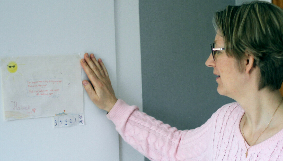Hannas mamma Sara visar dotterns handskrivna nedräkning till drömresan till Hawaii. Hannas mamma Sara visar dotterns handskrivna nedräkning till drömresan till Hawaii.