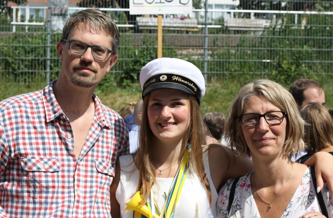 Studentdagen var en glädjens dag för Hanna. Här omgiven av föräldrarna Marcus och Sara Wänerskog. Marcus, Hanna och Sara Wänerskog på skolgården efter att hon tagit studenten.