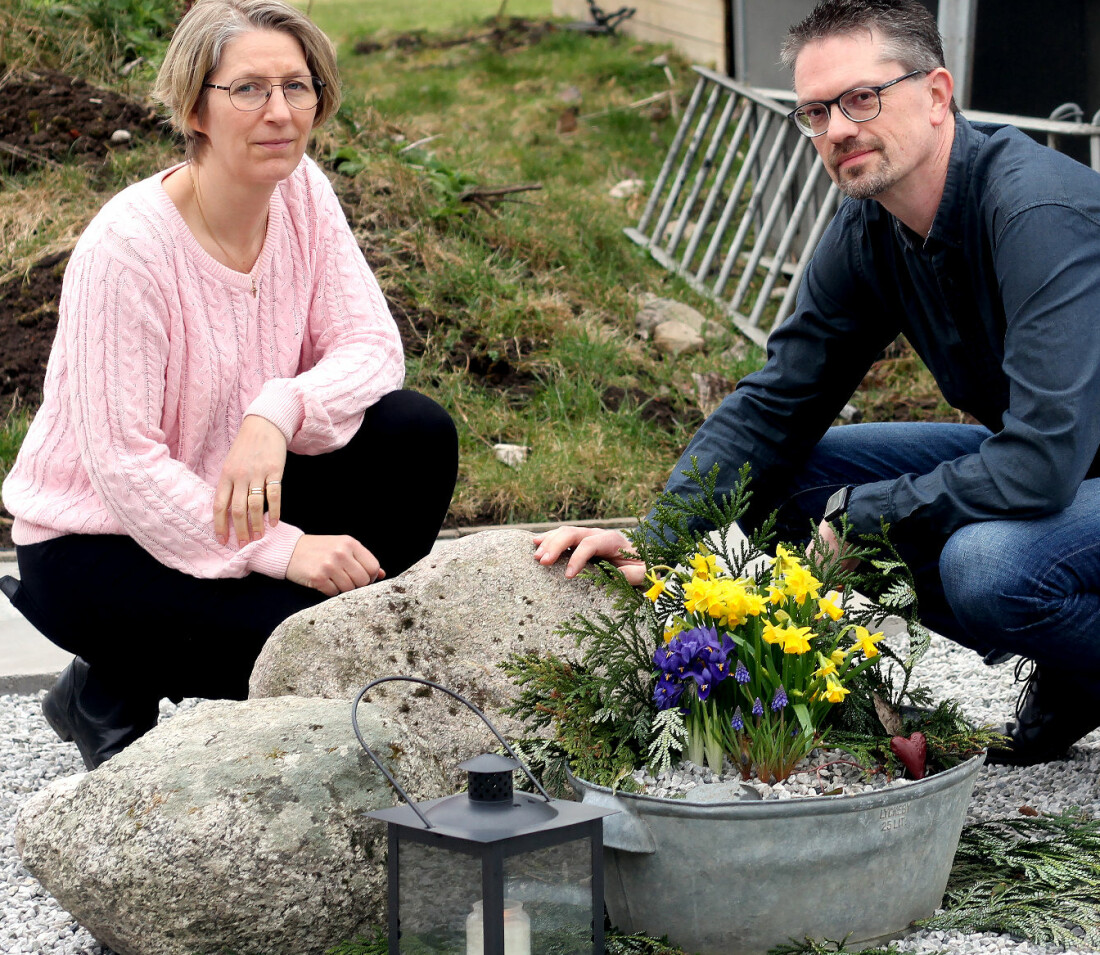 Sara och Marcus har skapat en minnesplats för Hanna. Hanna, som försvann i havet utanför Hawaii, har fått en minnesplats med ljus och blommor utanför hemmet, skapad av mamma Sara och pappa Marcus Wänerskog.