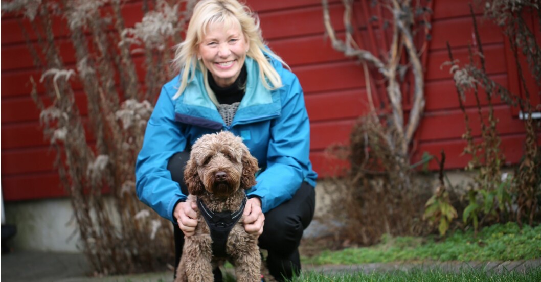 Sårsjuksköterskan Helene Andersson har många års erfarenhet av att jobba med larver som sårbehandling. I framtiden hoppas hon att metoden blir allt vanligare i Sverige.<br class=""><span class=" italic" data-lab-italic_desktop="italic">Foto: Privat.</span><br class=""> Helene Andersson med hund.