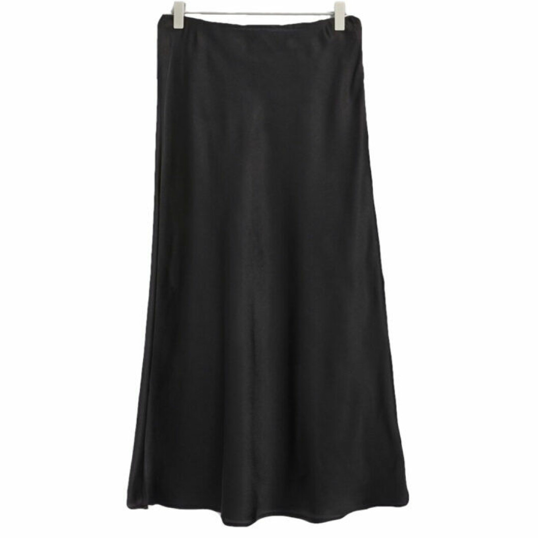 Glansig medellång kjol från Lindex. <a href="https://track.adtraction.com/t/t?a=1200827919&as=1213658115&t=2&tk=1&epi=basgarderob&url=https://www.lindex.com/se/7983836/" target="_blank" rel="noopener">Här kan du köpa den</a>. Glansig medellång kjol från lindex.