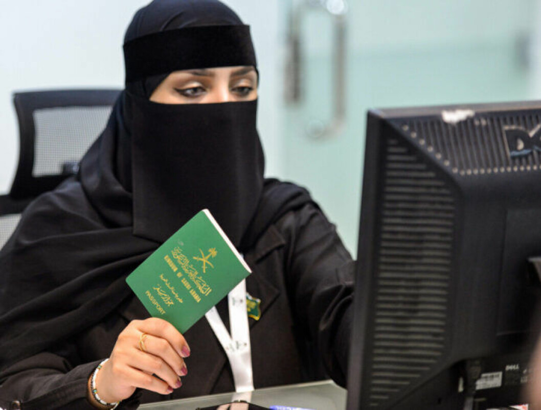 Alla kvinnor över 21 år i Saudiarabien får nu skaffa pass och resa utomlands. Saudiska kvinnor får skaffa pass