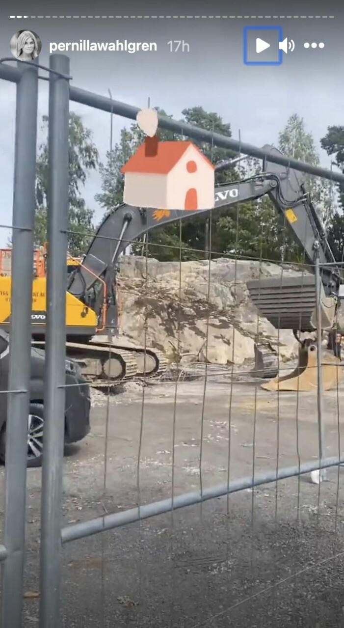 ”Där på höjden kommer nya villan stå”, förklarar Pernilla Wahlgren.