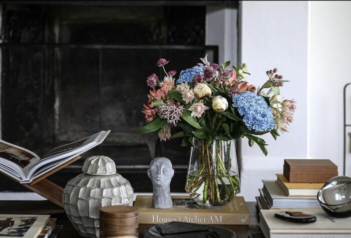Piffat på soffbordet med blommor! läckbergs vardagsrum, piffad bild.