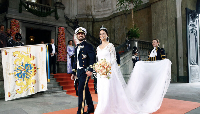 Efter det sades det ja till varandra under den romantiska ceremonin 13 juni 2015, och Sofia blev officiellt prinsessa.<br>Brudklänningen vi ser går tre toner av vitt, och är gjord av en crêpe i helsiden som dubblerats med italiensk sidenorganza. Den har långa ärmar och diskret urringning. Spetsapplikationerna i couturespets av José María Ruiz på klänningen och släpet är handklippta och sedan handbroderade i Ida Sjöstedts ateljé i Stockholm.