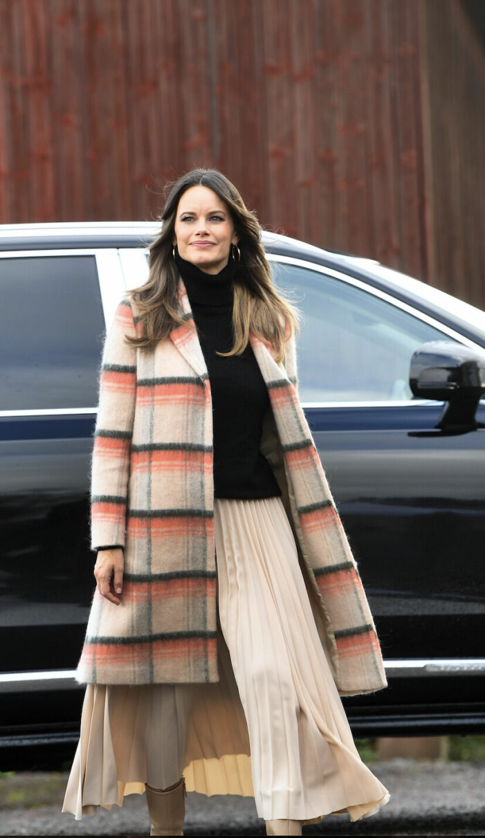 När prinsessan Sofia och prinsen besökte mat- och vingården <em>Kulinarika</em>, söder om Sunne, hösten 2020 valde hon återigen puderrosa och läcker kappa. Vilken modeprinsessa!