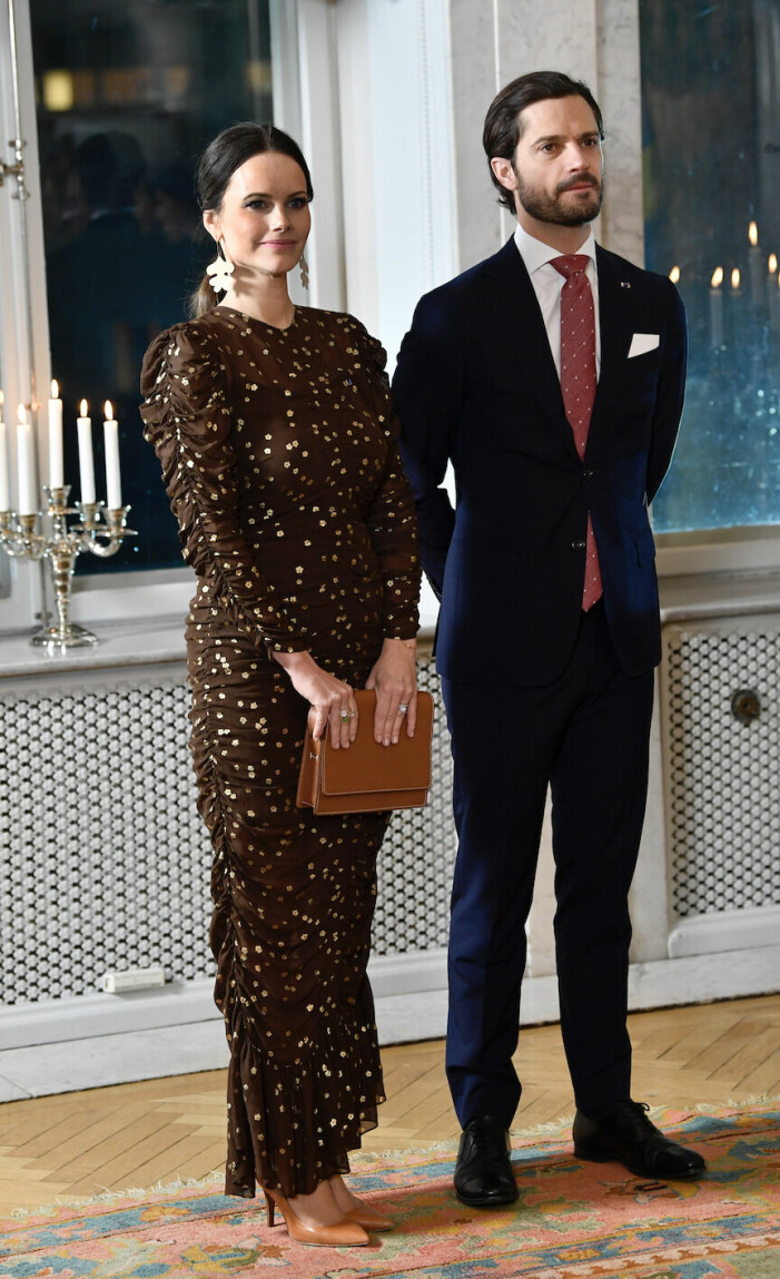 Under mottagningen på det spanska residenset valde hon en lång maxiklänning med guldiga blommor, och som vanligt matchar hon det med passande klackar.