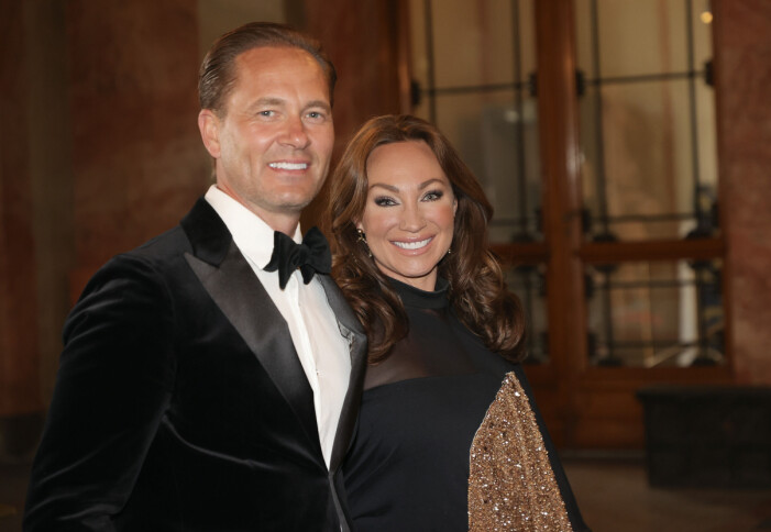Charlotte Perrelli och maken på gala i början på maj, där schlagerstjärnans hår gick till axlarna.