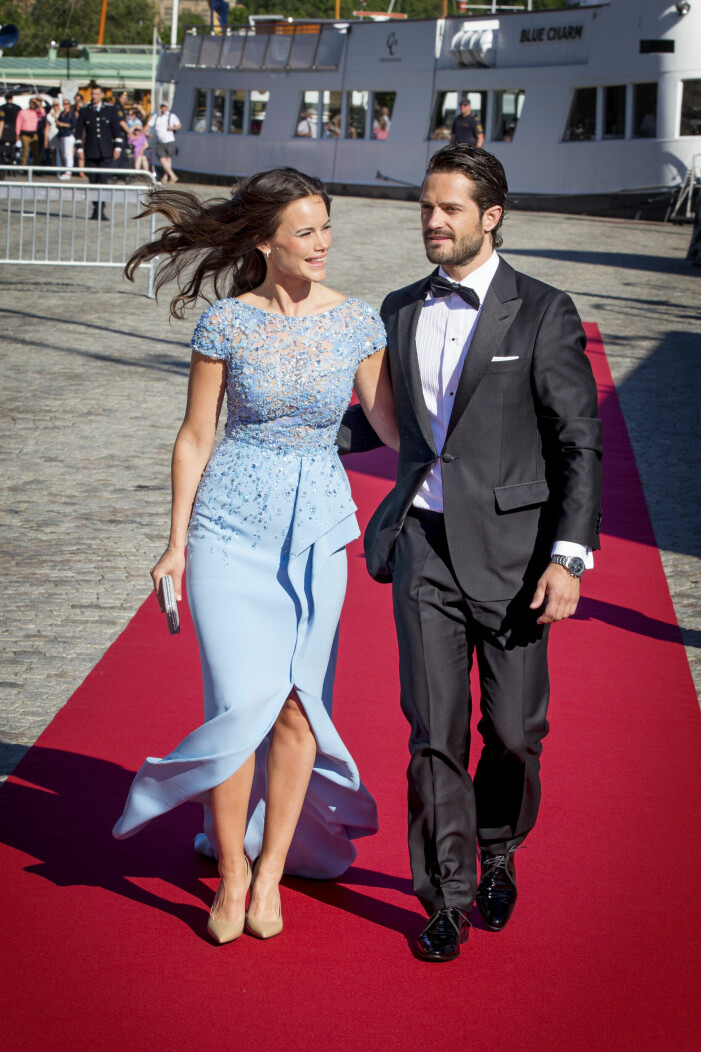 Sedan ska bröllopet firas med ett ”pre-wedding party” i Stockholm, juni 2015, iklädd en blå och lång strassdröm till blåsa.