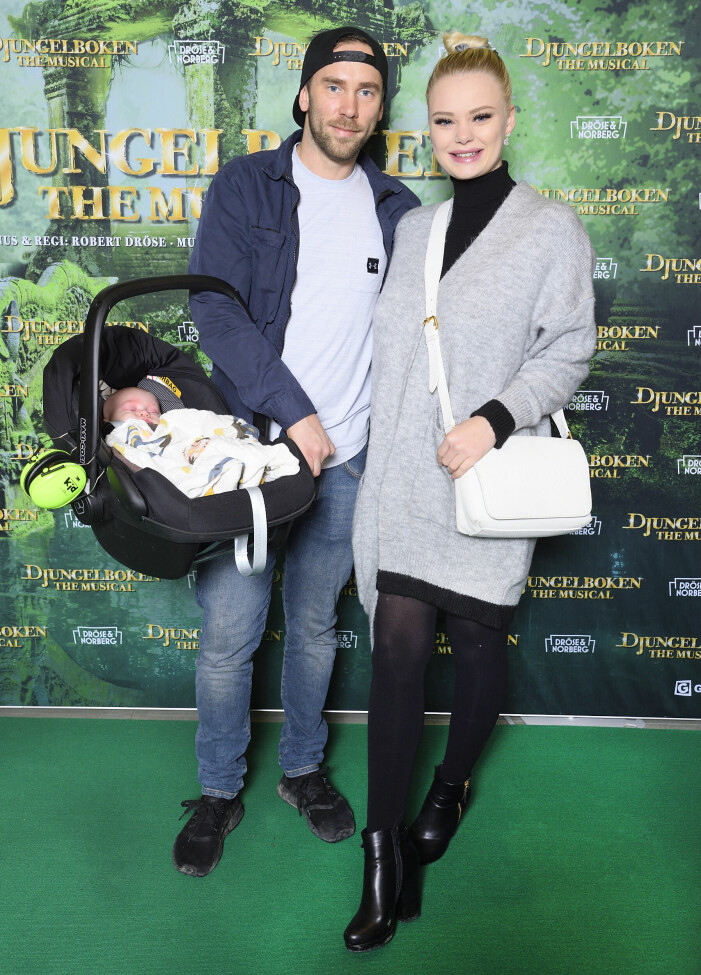 Ellinor Bjurström och sambon Jimmie Olsson på premiär 2018 med den då väldigt lilla Aaron. Ellinor Bjurströms pojkvän Jimmie med sonen Aaron.