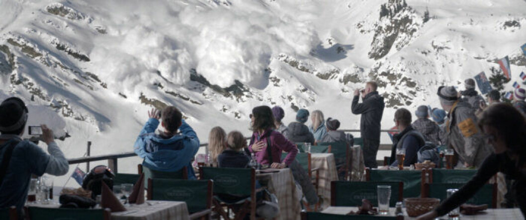 En lavin vältrar fram mot uteserveringen som ännu är lugn. Från filmen Turist. Foto: Magnolia Pictures / TT En lavin vältrar fram mot uteserveringen som ännu är lugn.