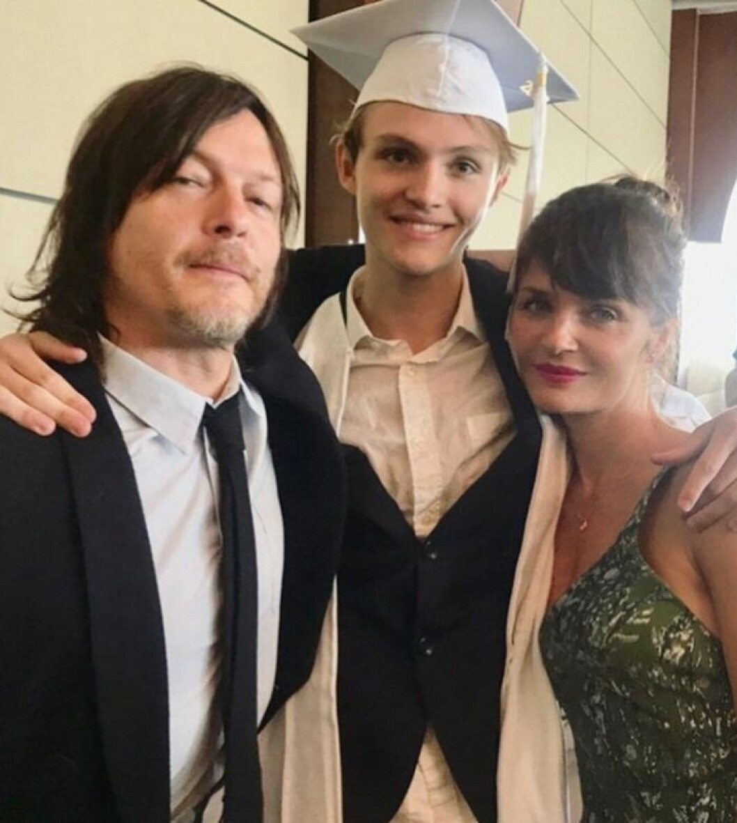 Helena Christensen och Norman Reedus med sonen Mingus. Helena Christensen och Norman Reedus med sonen Mingus.