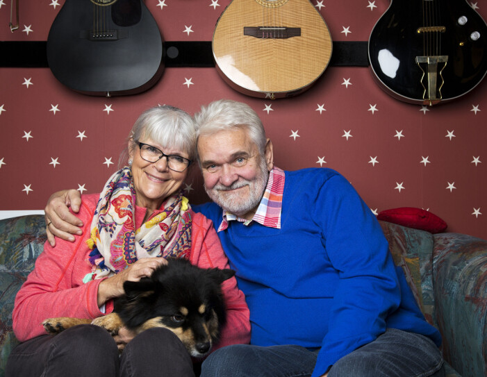 Hasse Andersson tillsammans med hustrun Monica Forsberg och hunden Gulli, hemma i villan i Ängelsbäck år 2015. Hasse Andersson tillsammans med hustrun Monica Forsberg och hunden Gulli, hemma i villan i Ängelsbäck år 2015.
