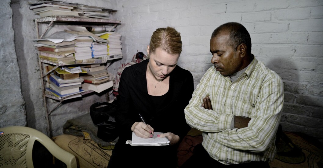 Här ser vi Carina Bergfeldt som reporter för Aftonbladet 2013. Hon täcker en gruppvåldtäkt i Indien där den 23-åriga Jyoti Singh våldtogs av sex män på en buss. Hon skadades så illa att hon senare dog. Här intervjuar hon pappan Badri Singh. Bergfeldt tar anteckningar under intervjun.