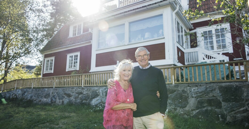 Christina och Hans framför villan på Värmdö i Stockholm.