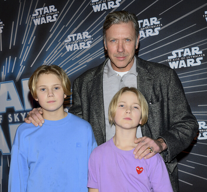 Mikael Persbrandt med Igor och Lo på galapremiären av <em>Star Wars : The Rise of Skywalker</em> i Stockholm 2019. Mikael Persbrandt med Igor och Lo Galapremiären av Star Wars : The Rise of Skywalker, Stockholm 2019-