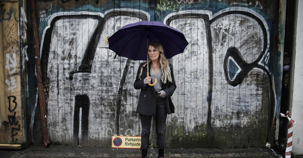 I samband med boksläppet ställde Mia Skäringer även upp på en intervju i Dagens Nyheter, i vilken hon pratar om sin bipolära diagnos och om att hon fått medicin men valt att inte ta den. mia skäringer med ett paraply