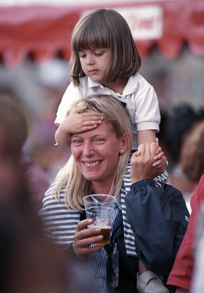 Enda bilden på frun Lollo – här tillsammans med dottern Agnes och en öl. På spelning i Vadstena 1994. ugglas fru Louise Lollo på konsert 1995, dotter agnes på axlarna.