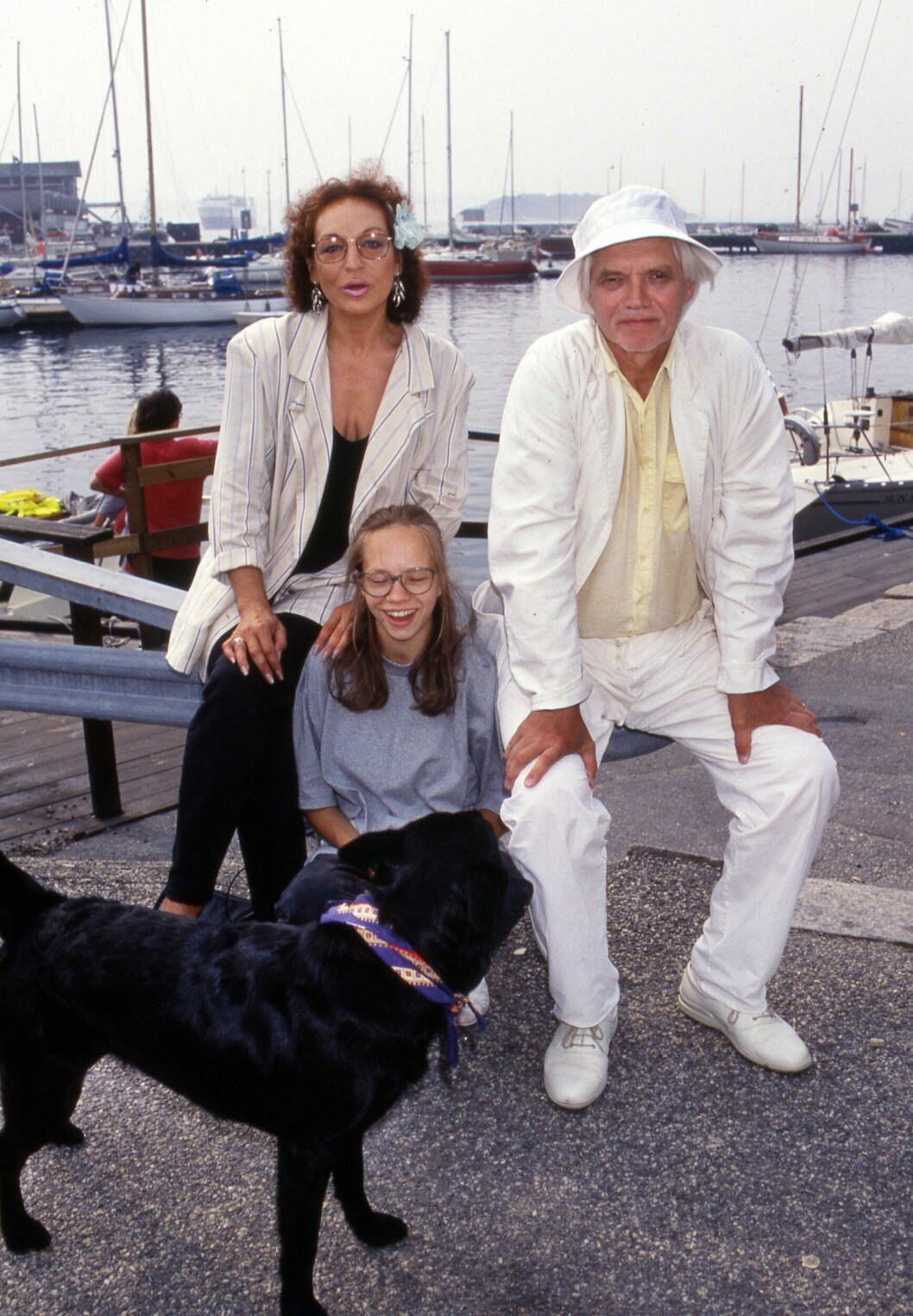 Pernilla Oscarsson tillsammans med mamma Kia Östling och pappa Per Oscarsson en solig sommardag på Marstrand år 1993. Hunden Smulan var också med.