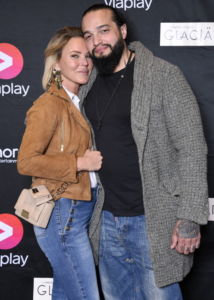 Magdalena Graaf och ny flamman Louie Marti på premiär av filmen Glaciär nu i april! maggan graaf kramar om sin nya kärlek Louie marti på galapremiär