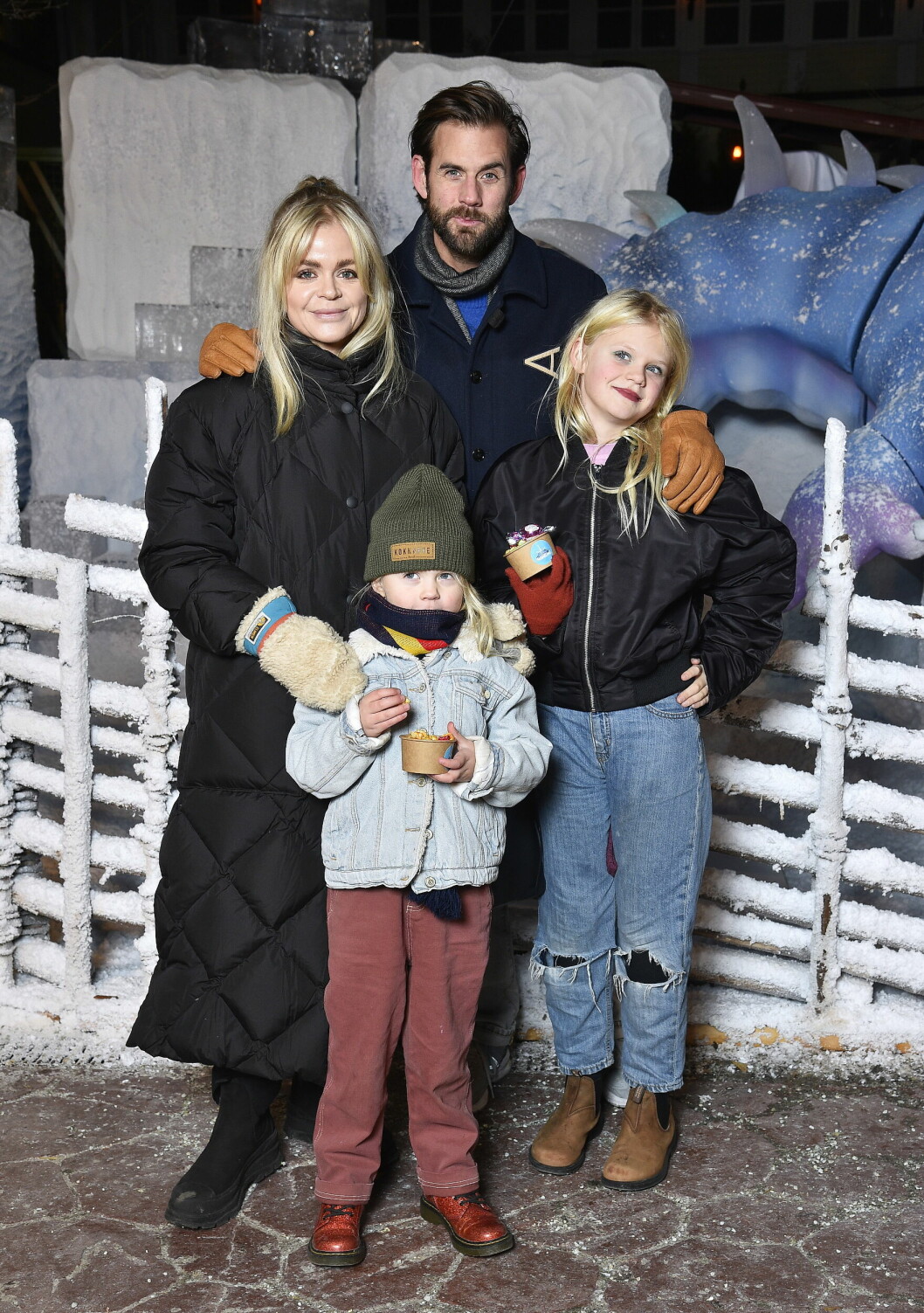 Pär Lernström tog med hela familjen på invigningen av <span class=" italic" data-lab-italic_desktop="italic">Gröna lunds</span> <span class=" italic" data-lab-italic_desktop="italic">winter wonderland</span> i förra veckan. Dottern Bibi och sonen Loa poserar med glass. Gott! Pär Lernström familj.