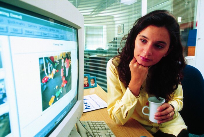 Kvinna tittar på datorn
