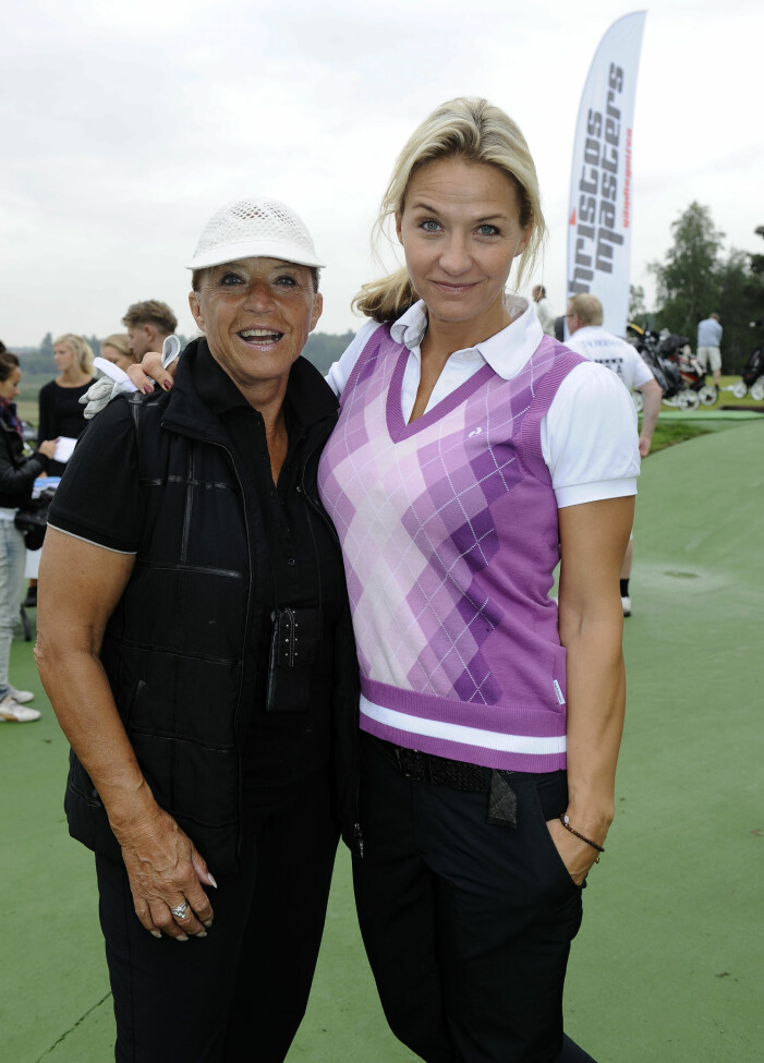 Lill-Babs och Kristin spelar golf