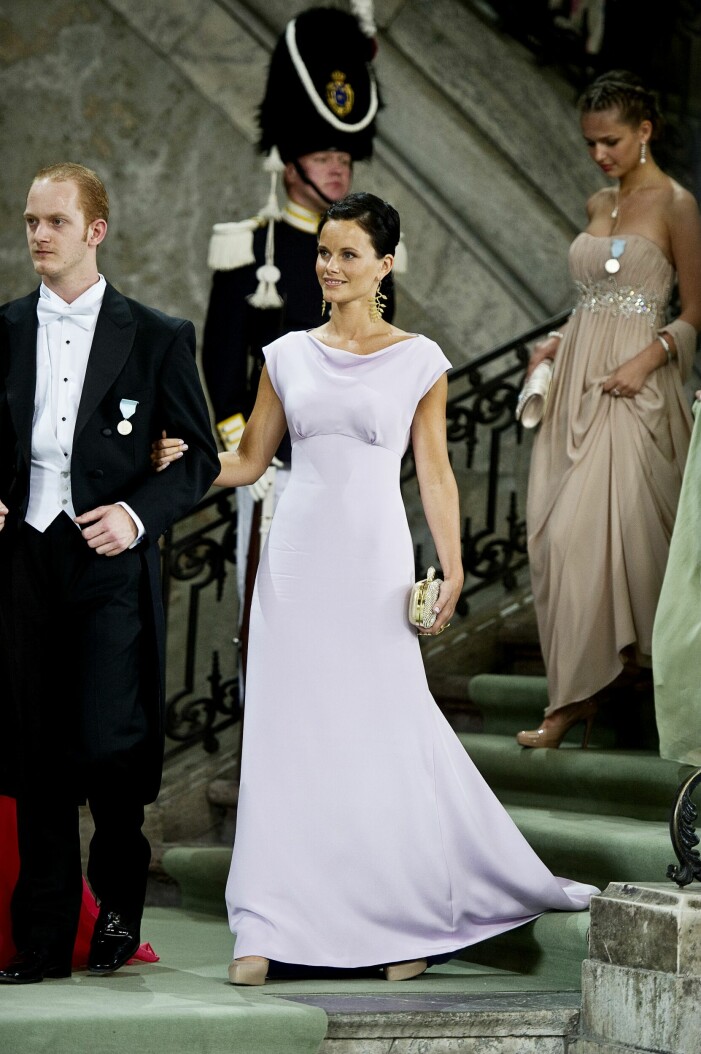 På prinsessan Madeleines bröllop i juni 2013 valde Sofia denna eleganta klänning tillsammans med guldiga örhängen och strassig clutch.