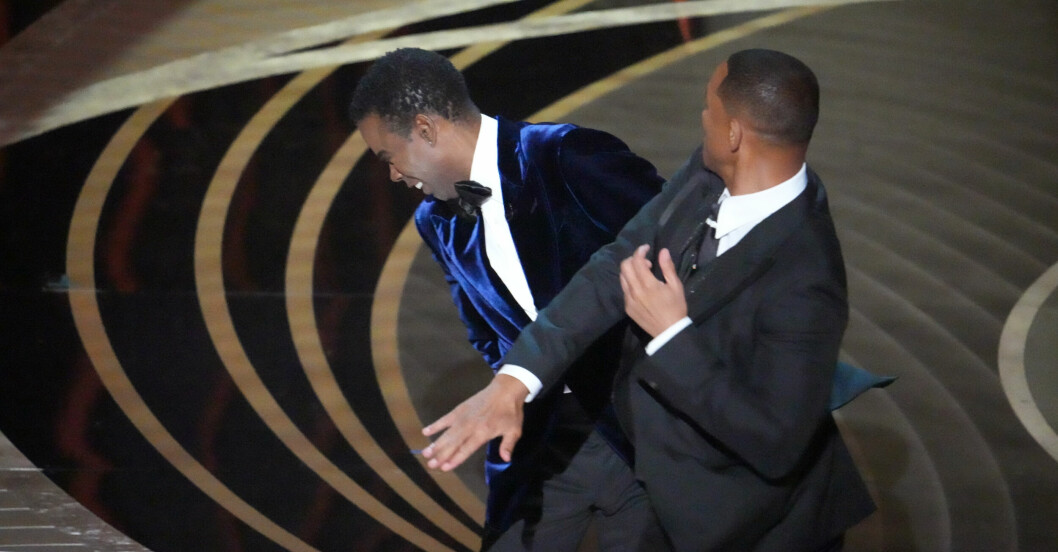 Will Smith slår Chris Rock som gjort ett skämt om skådespelarens fru under Oscarsgalan.