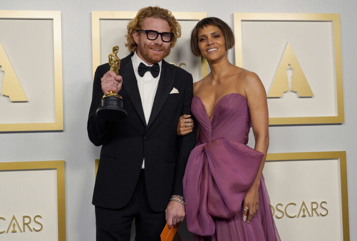 Erik Messerschmidt, som vann Bästa foto för Mank, poserar med Halle Berry.