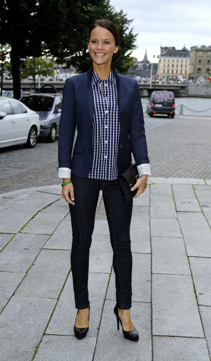 Sofia valde blå kavaj, klassisk skjorta, klackar och jeans under ett event med UNICEF i Stockholm hösten 2012.